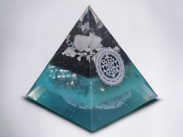 Orgonite pyramide noir bleu triangle d'or